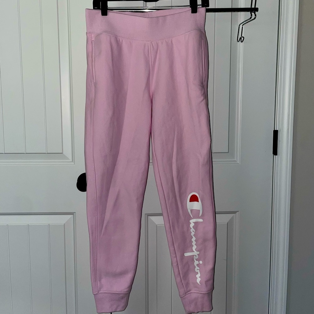 Super comfortable only worn once champion sweatpants!! Size medium and so cute